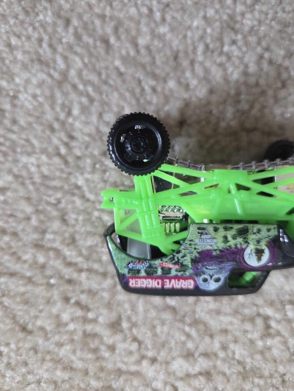 Monster Jam Grave Digger: 4 Time Champion 2019 Silver Chrome - Glow In The Dark - Picture 16 of 16
